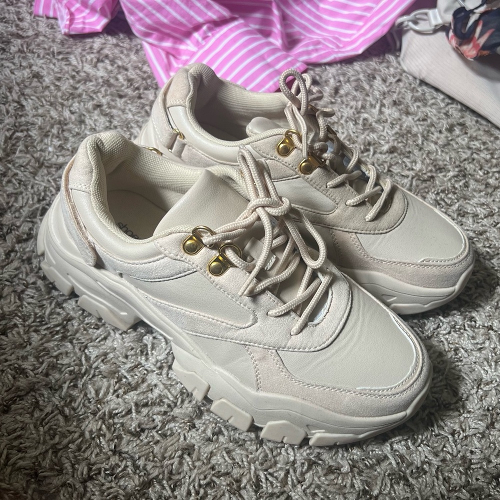 Shoedazzle cream shoes. Size 6.5